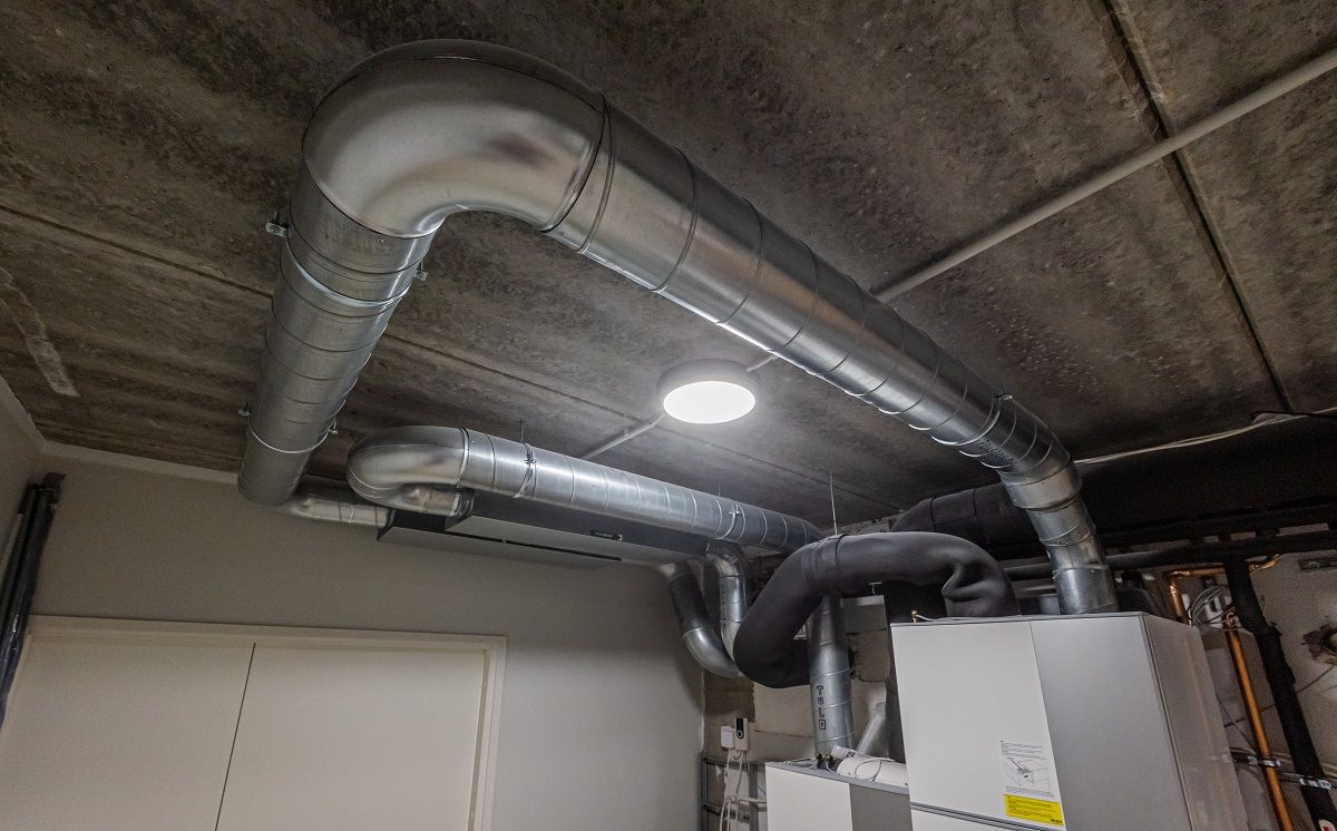 27 I ett tekniskt utrymme är effektiv belysning avgörande för smidig inspektion och underhåll LedStorefi