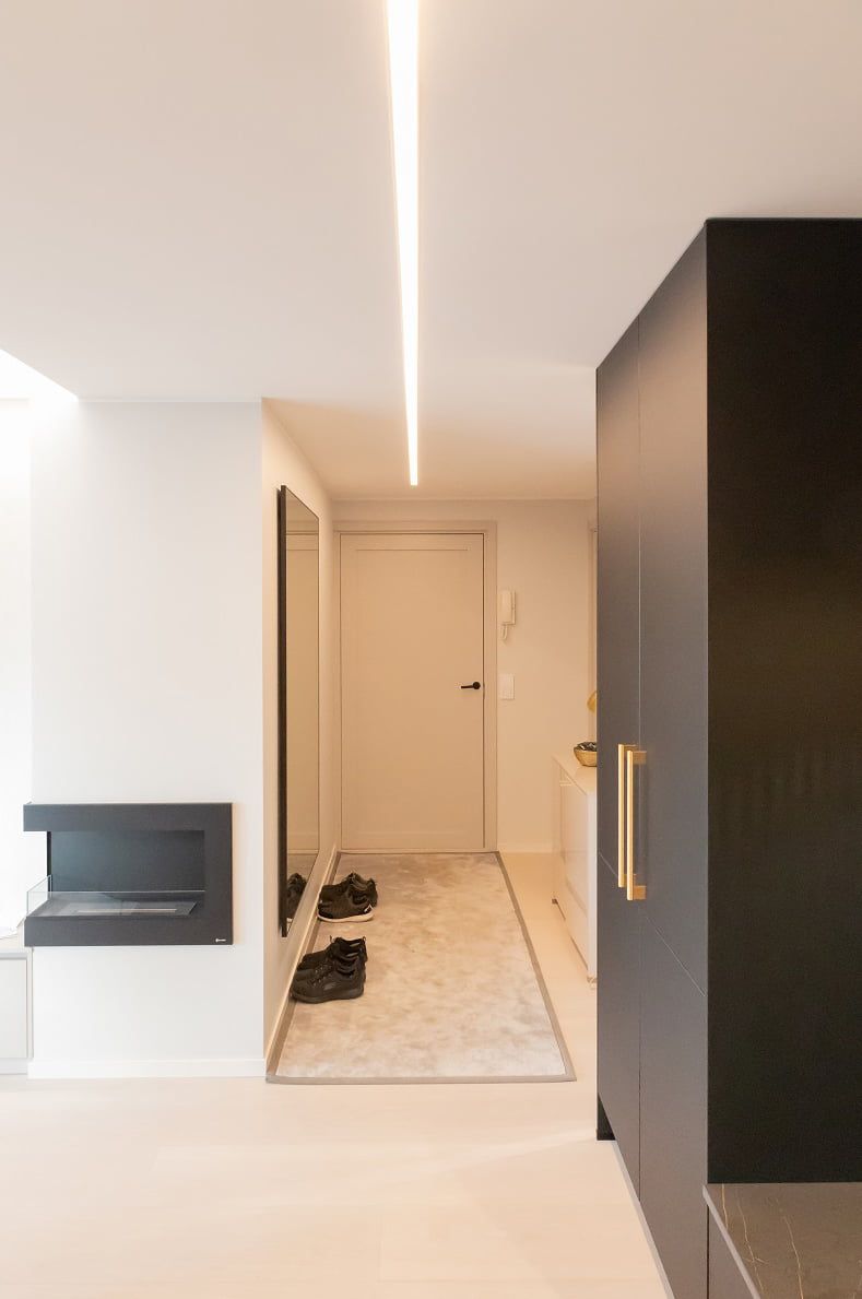 Den linjära LED-listen i hallen är justerbar i färgtemperatur, bilden visar ett varmt ljus. © LedStore