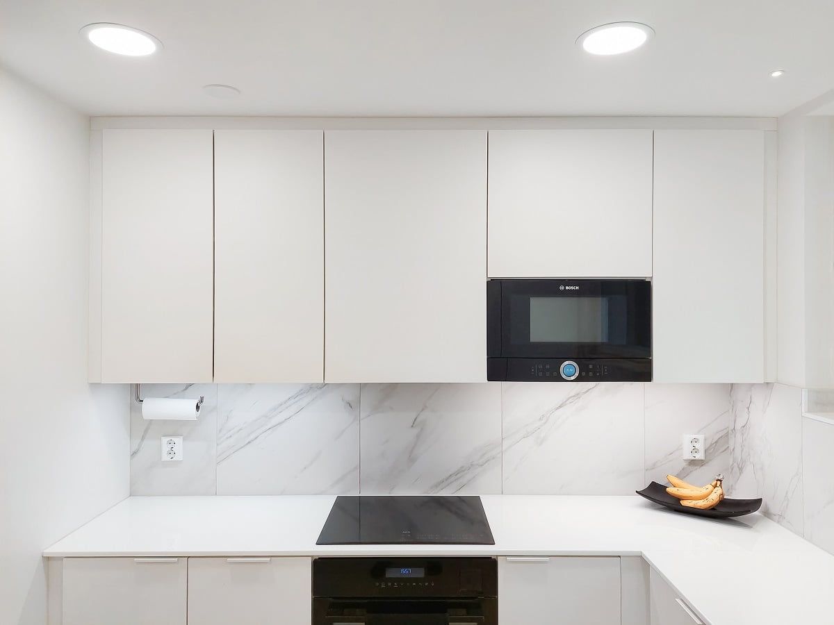 Plafond200 med en slät öppning för allmänbelysning. Arbetsbelysning med samma 4000K neutrala ljus. ©LedStore