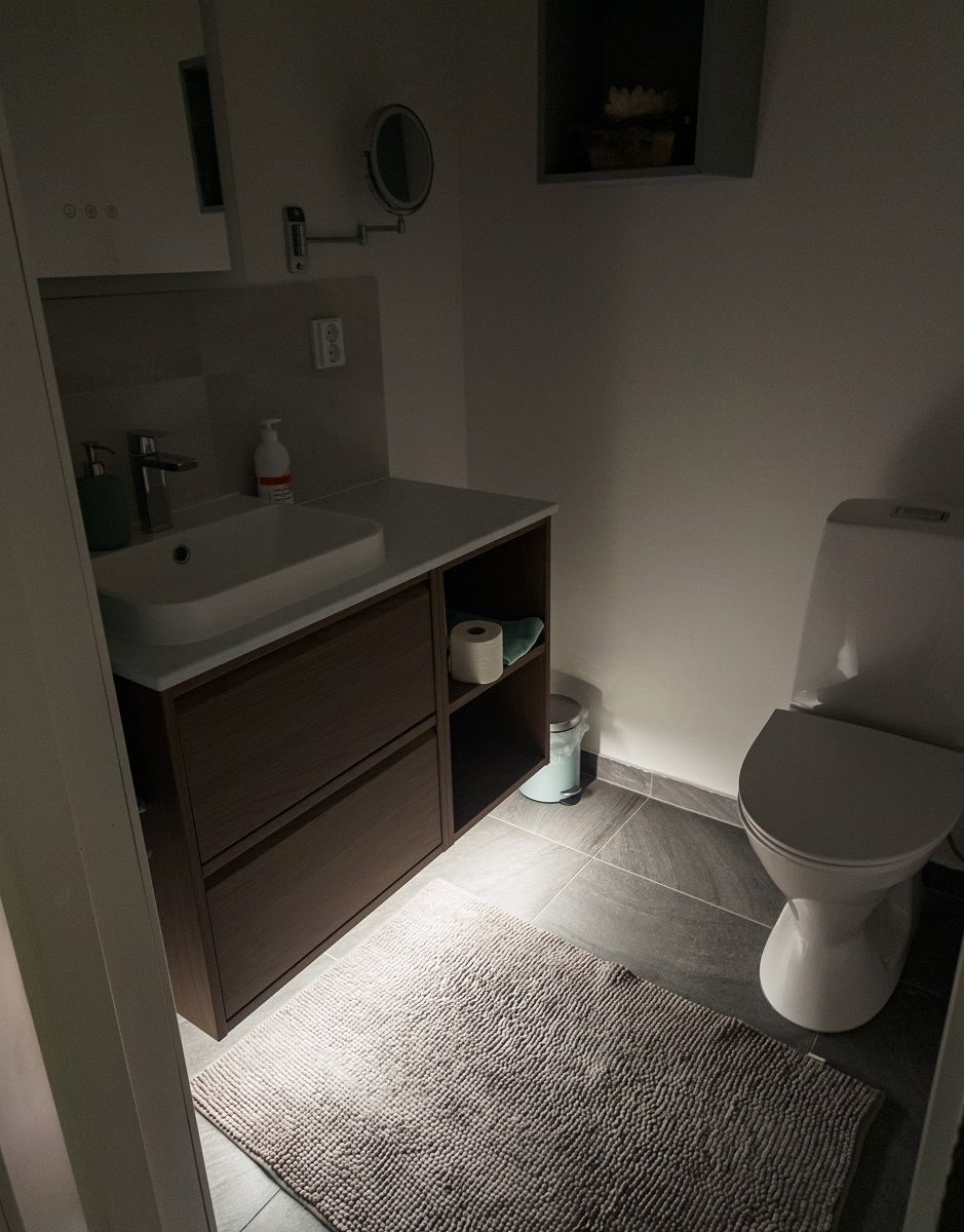 Led-tejp under toalettskåpen