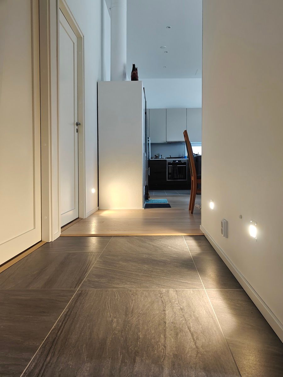 KULKIJA väggarmaturer infällda i den nedre delen av väggen.