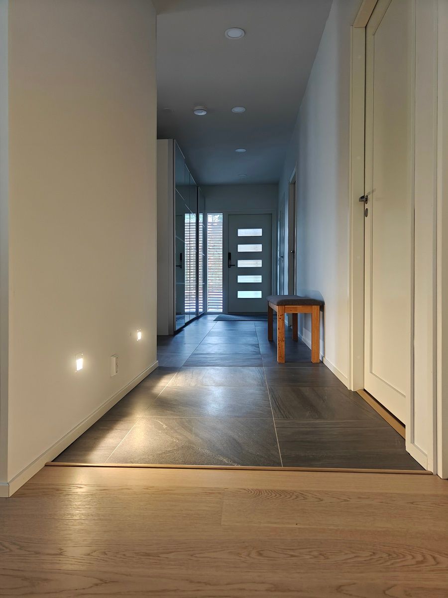 KULKIJA väggarmaturer infällda i den nedre delen av väggen.