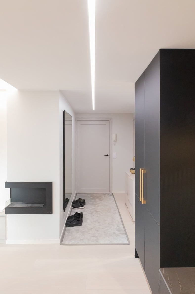 Den linjära LED-listen i hallen är justerbar i färgtemperatur, ljuset på bilden är neutralt. © LedStore