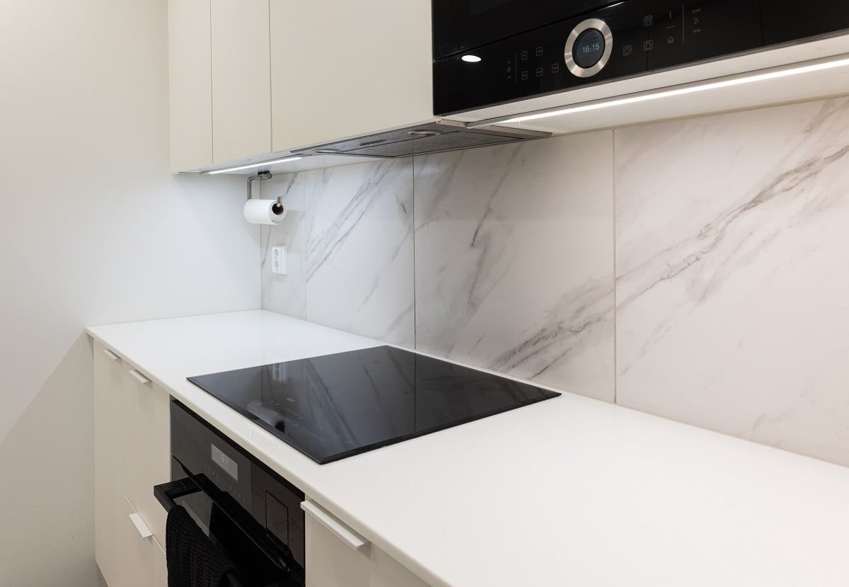 Bänkbelysning med LED-listprofil som elegant smälter in i skåpets bas. ©LedStore