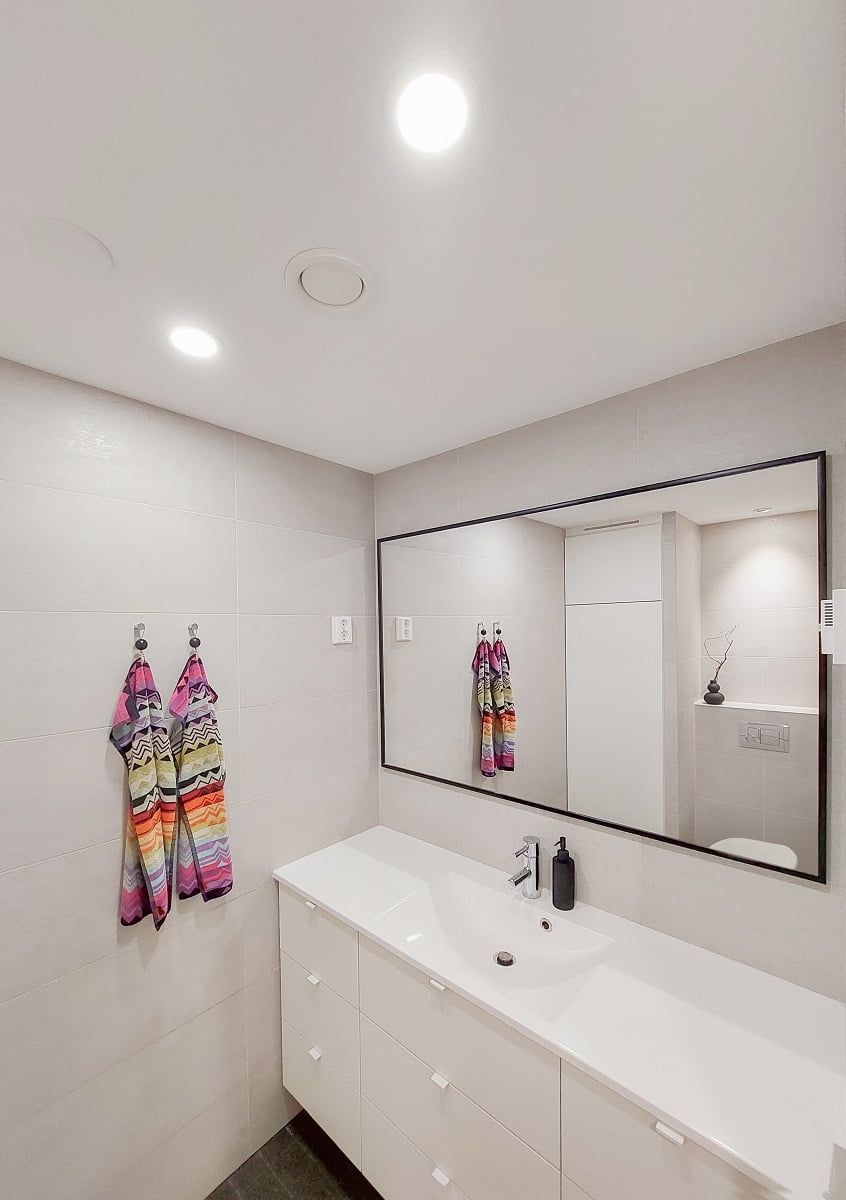 Plafond 160 armaturer belyser den lilla toaletten. ©LedStore