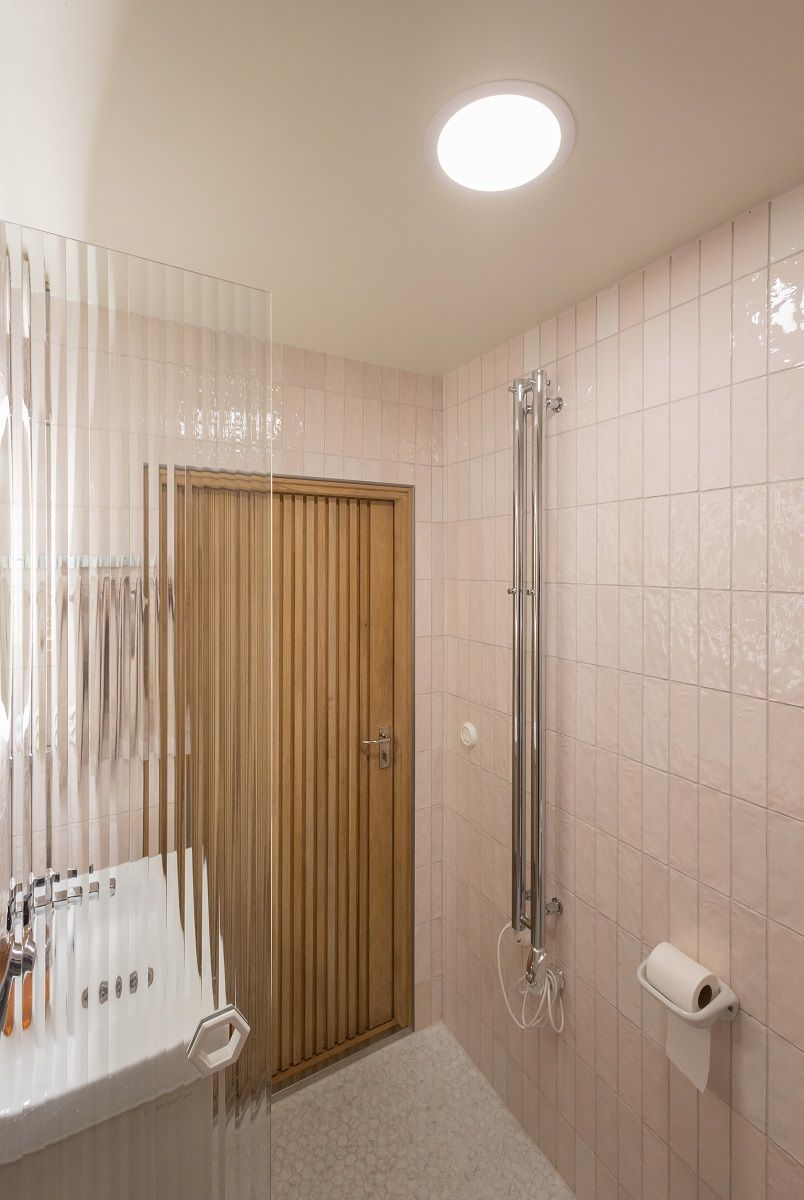Plafondi 240 räcker till ett utrymme på ca 4 kvadratmeter och en extra ljusspegel LedStore.fi