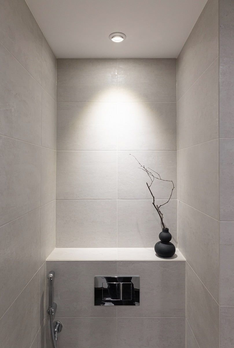 En LED-lampa i en ram ersätter en GU10-halogen som en höjdpunkt mot den bakre väggen. ©LedStore