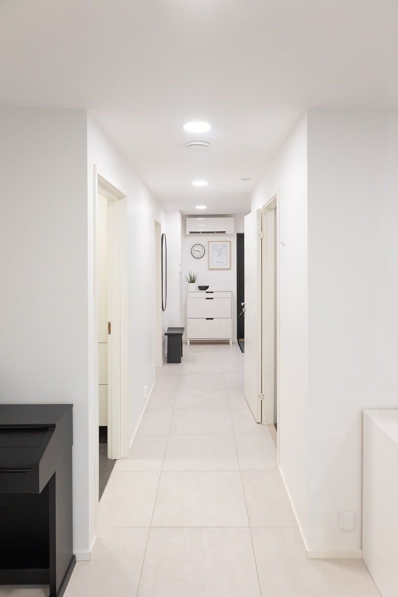 Strålkastarna Plafond200 ger en jämn och naturlig belysning i korridoren. ©LedStore