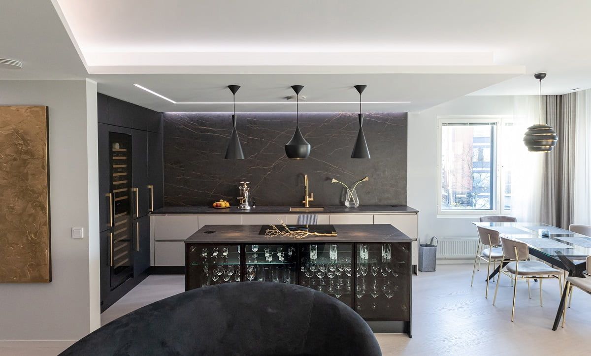 Köksbelysning med elegant indirekt ljus genom taket och ett jämnt ljusflöde genom väggen, med en neutral ljusfärg vald. © LedStore