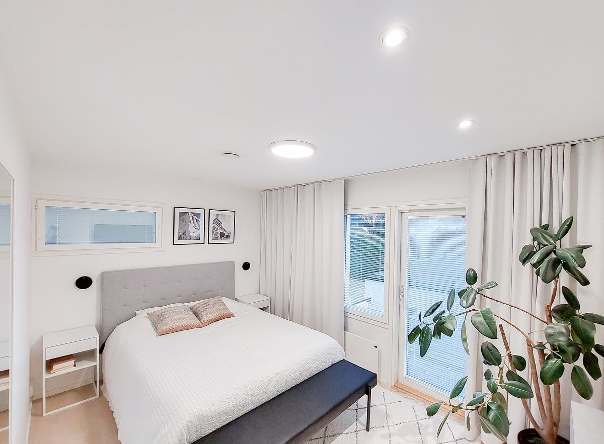 Allmänbelysning i ett sovrum med Plafond280 utanpåliggande och riktbara strålkastare. ©LedStore