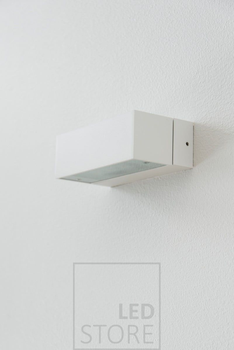 Vit dubbelriktad vägglampa ANGULAR. Idealisk för belysning av till exempel en trappa eller en täckt terrass för att skapa en atmosfär (IP44). Ledstore.fi