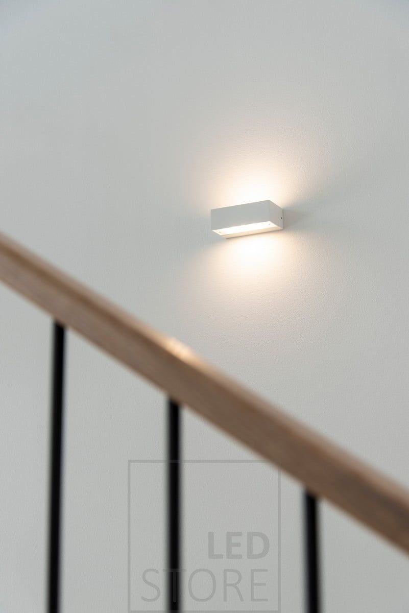 ANGULAR vägglampa, vit. Finns även i borstad aluminium och endast med enkelriktad belysning. Ljuset är varmt och mysigt, 3000 kelvin. Ledstore.fi