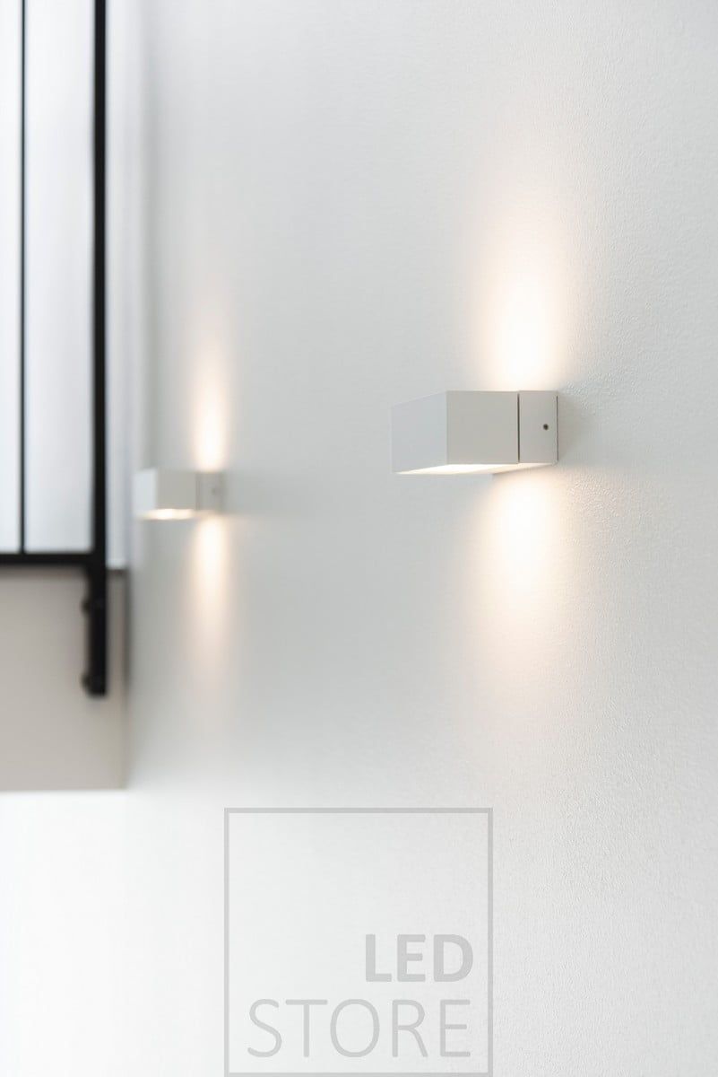ANGULAR vägglampa, vit. Finns även i borstad aluminium och endast med enkelriktad belysning. ANGULAR väggarmatur, finns även med enkelriktad belysning. Ljusskärmen är 3000K varmvit, motsvarande skuggan hos halogen. Ledstore.fi