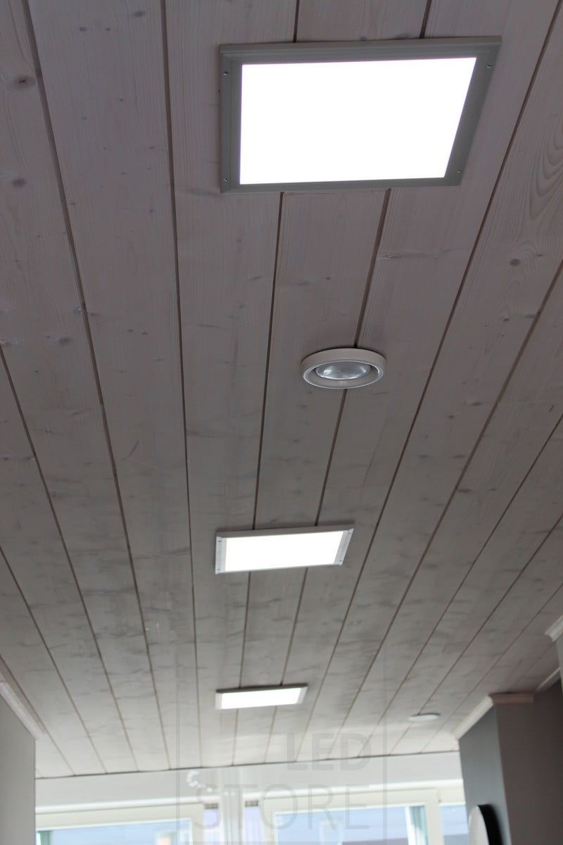 Bostadsmässa 2014: 300x300 led-paneler uppradade i en korridor. Ledstore.fi