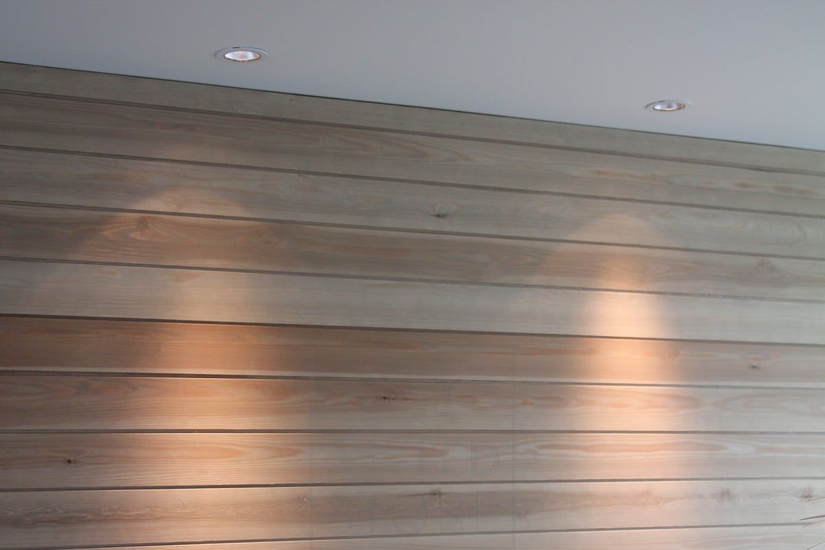 Bostadsmässan 2014: R023 strålkastare i borstad aluminium installerad bredvid väggen. Ledstore.fi