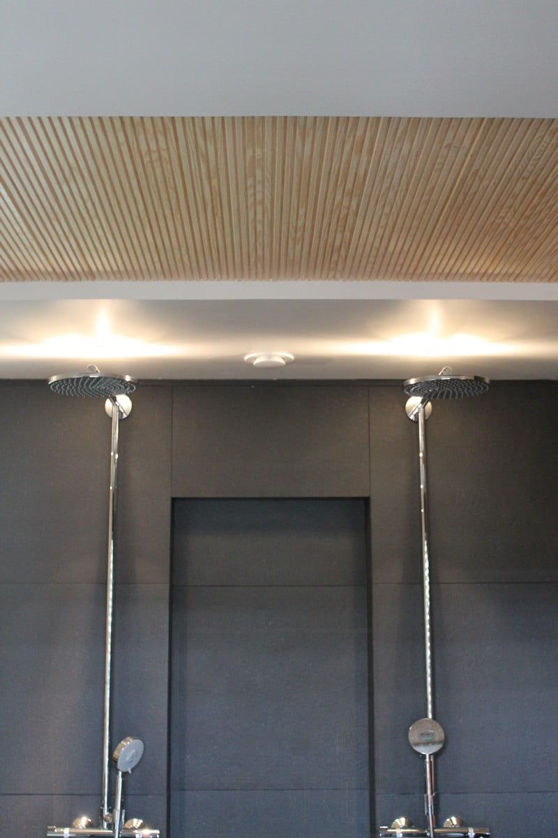 Bostadsmässa 2014: led spots på duscharna i tvättrummet. Ljuset reflekteras i taket. Ledstore.fi