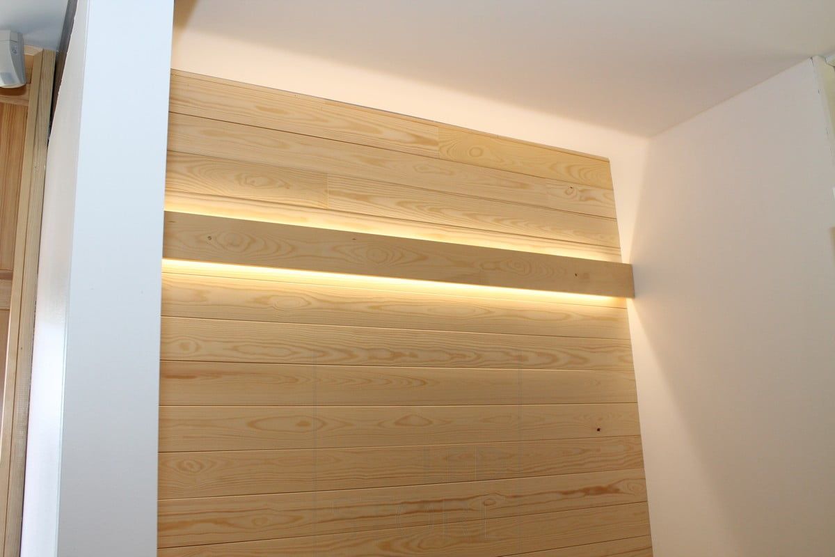 Bostadsmässa 2014: ledtejp på väggen bakom tavlan indirekt. Ledstore.fi