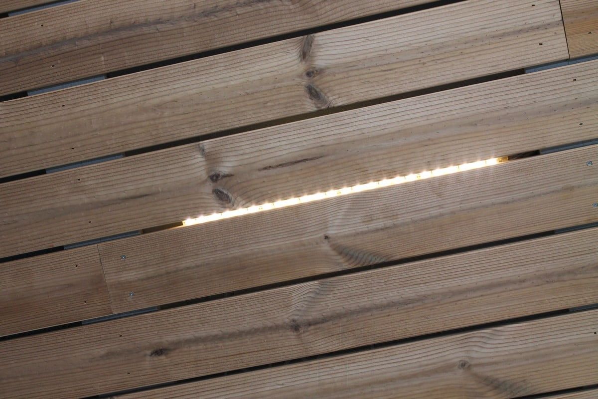 Bostadsmässan 2014: bitar av Led-listen ovanför en slits i plattan, närbild. Ledstore.fi