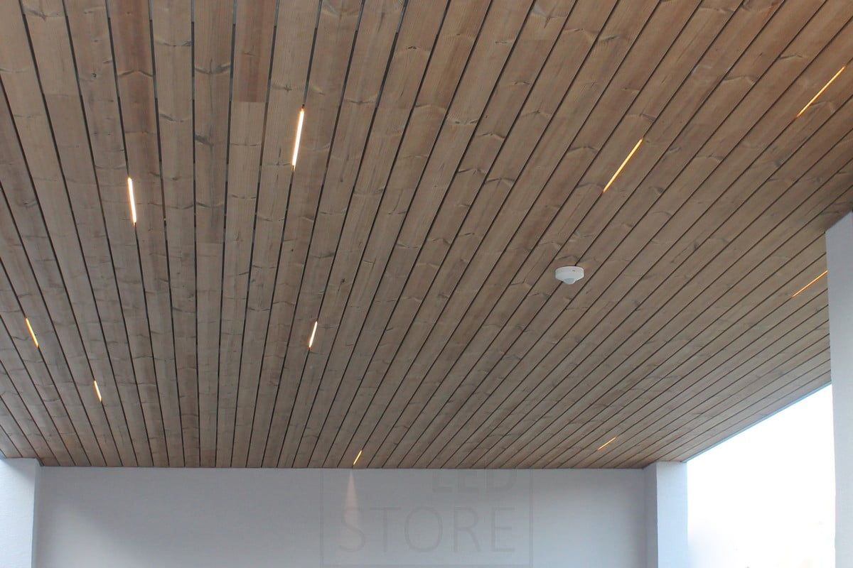 Bostadsmässan 2014: bitar av Led-listen ovanför en slits i plattan. Ledstore.fi