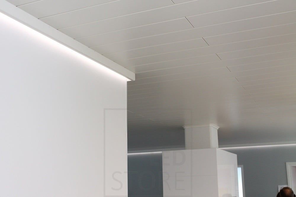 Bostadsmässan 2014: ledlist bakom den vita listen i vardagsrummets tak, eftermonterad. Ledstore.fi