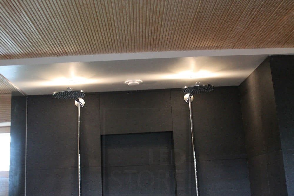 Bostadsmässan 2014: LED-lampor på duschar. Ljuset reflekteras i taket. Ledstore.fi