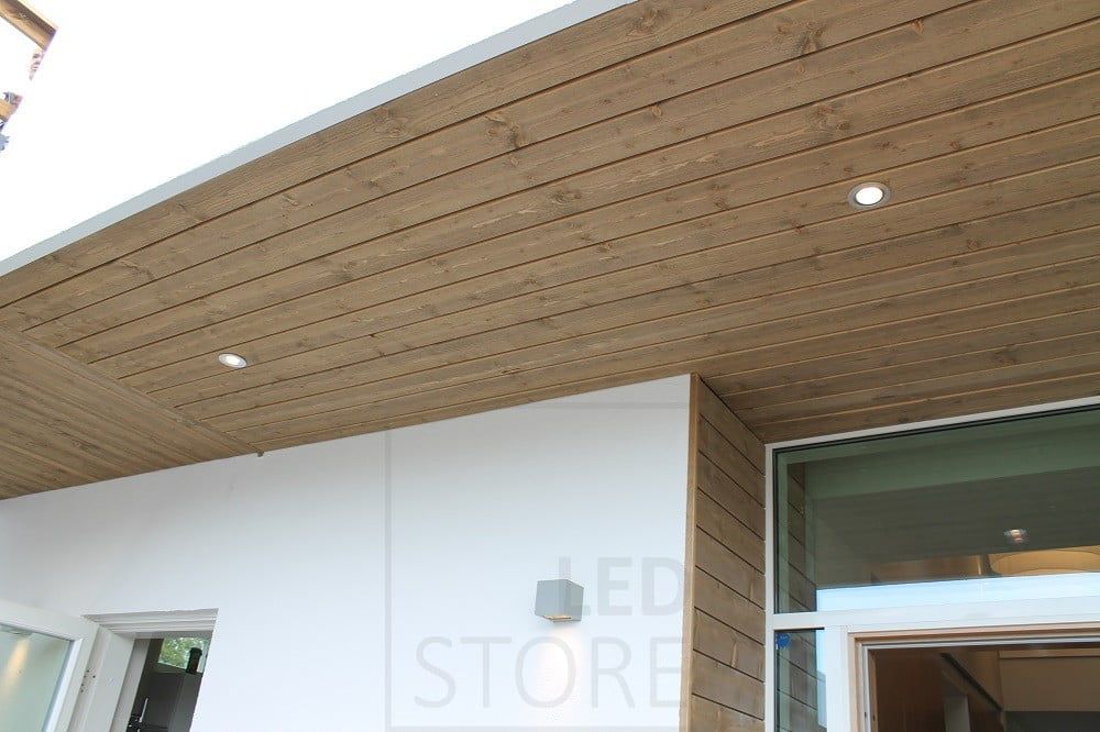 Bostadsmässan 2014: R023 spotlight i borstad aluminium på terrasstaket i kombination med CUBIC2 ytterväggslampor. Ledstore.fi