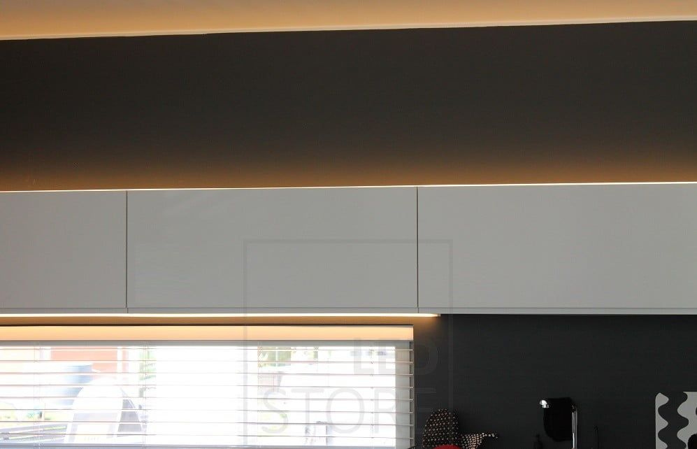 Bostadsmässan 2014: i köket, en LED-list som indirekt belyser överdelen av ett skåp och en bänkbelysning monterad på undersidan av det övre skåpet. Ledstore.fi