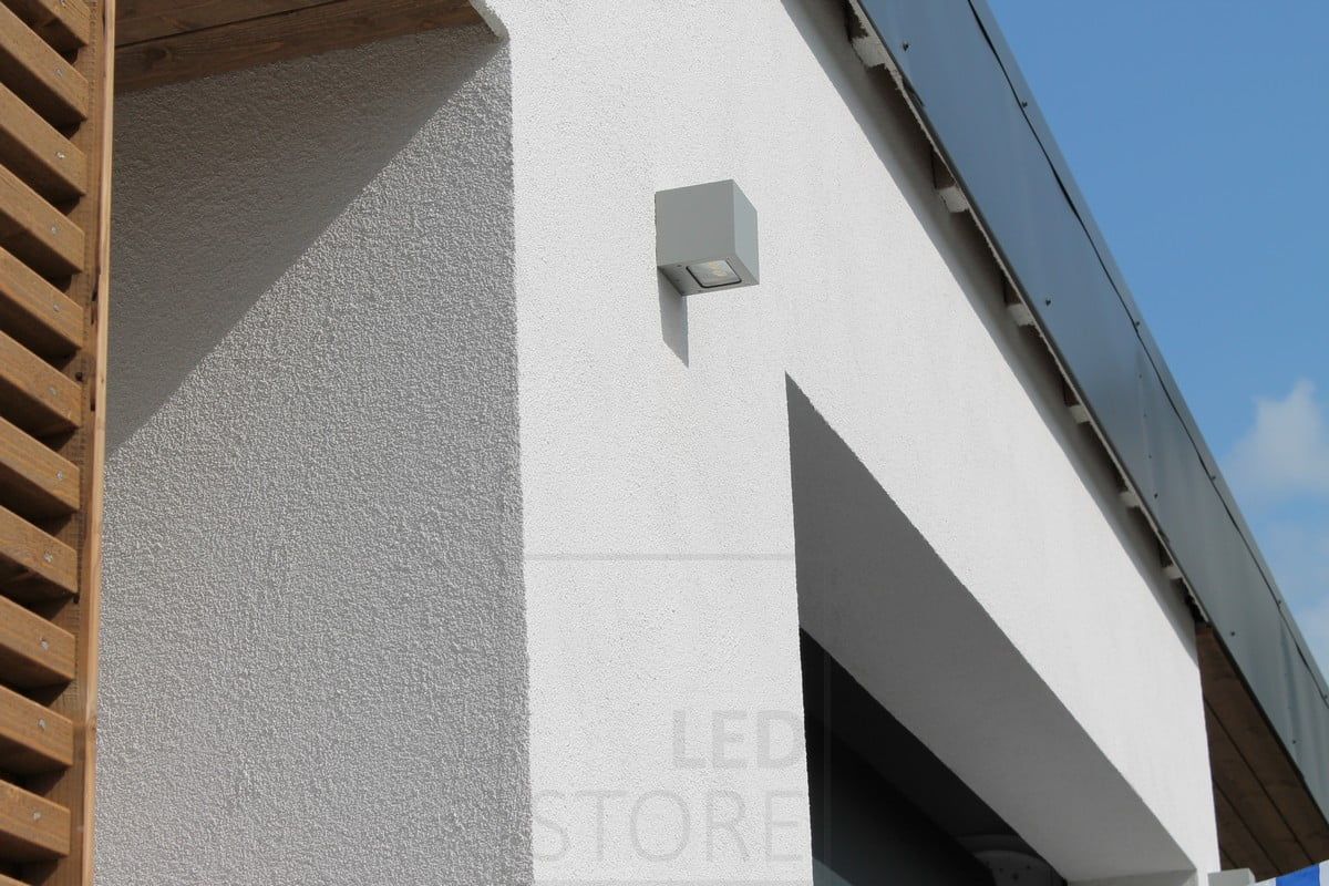Bostadsmässan 2014: CUBIC2 vägglampa för utomhusbruk med vit vägg. Ledstore.fi