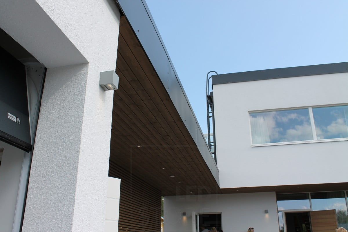 Bostadsmässan 2014: närbild av CUBIC2 utomhusvägglampa, LED-spots på terrasstaket. Ledstore.fi