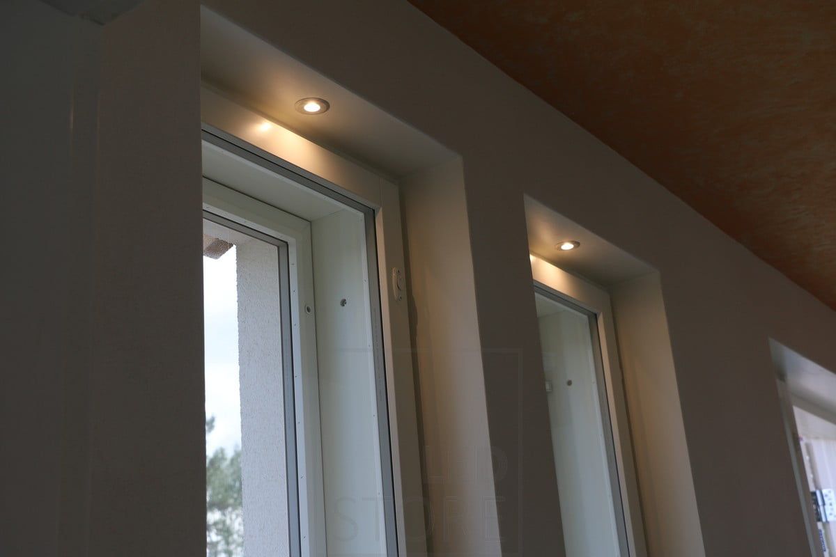 Bostadsmässa 2015: små 097-spots i fönsternischerna för att framhäva fönstren. Ledstore.fi