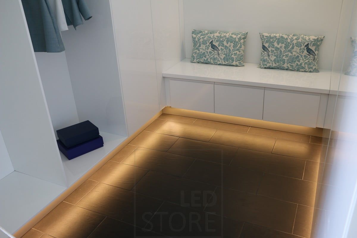 Bostadsmässa 2015: I hallen lyser sockelbelysningen upp det mjuka, indirekta ljuset. Ledstore.fi