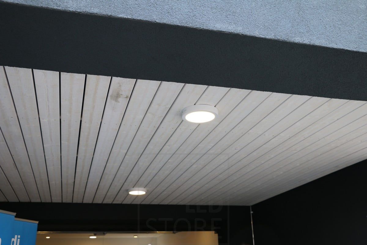 Bostadsmässan 2015: utanpåliggande panelbelysning i ett skärmtak. Ledstore.fi