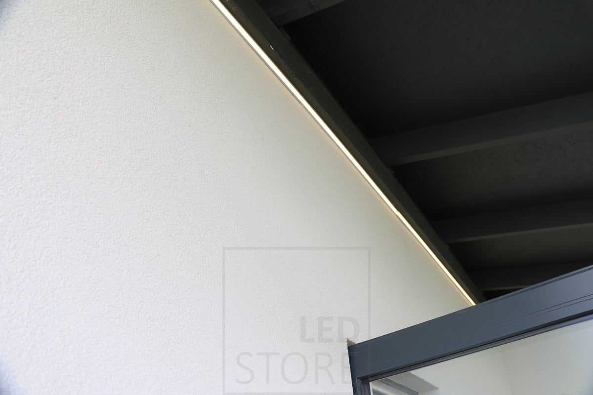 Bostadsmässan 2018: LED-list vid gränsen mellan tak och vägg högt upp på taket på en terrass. Ledstore.fi