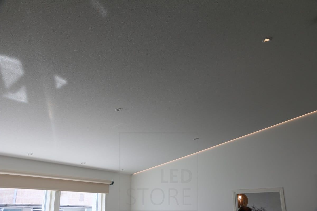 Bostadsmässan 2018: ledprofil i ett sluttande, stigande tak, i gränssnittet mellan vägg och tak. 3000K varmt ljus. Ledstore.fi