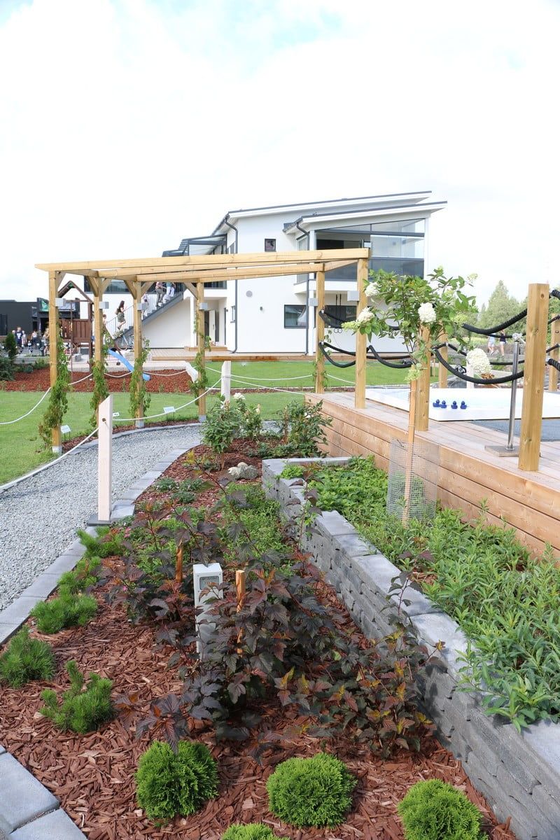 Bostadsmässan 2018: den kubiska pelaren i en blomsterrabatt. Ledstore.fi