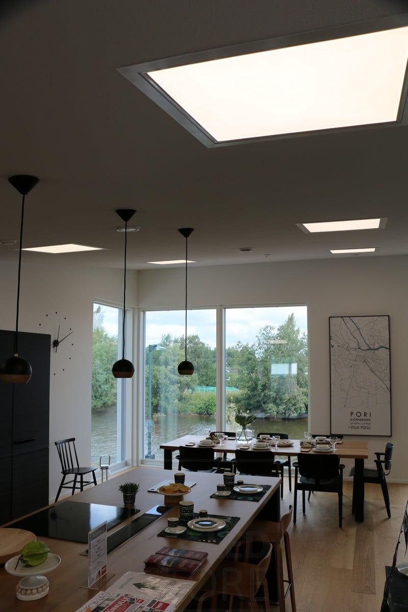 Bostadsmässan 2018: 600x600 led-paneler på ett sluttande tak i vardagsrummet. Ledstore.fi