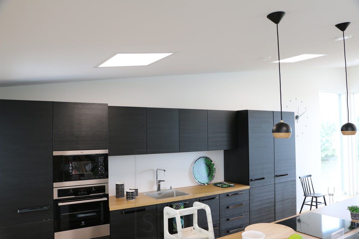 Bostadsmässan 2018: 600x600 led-paneler på ett sluttande tak i vardagsrummet. Ledstore.fi
