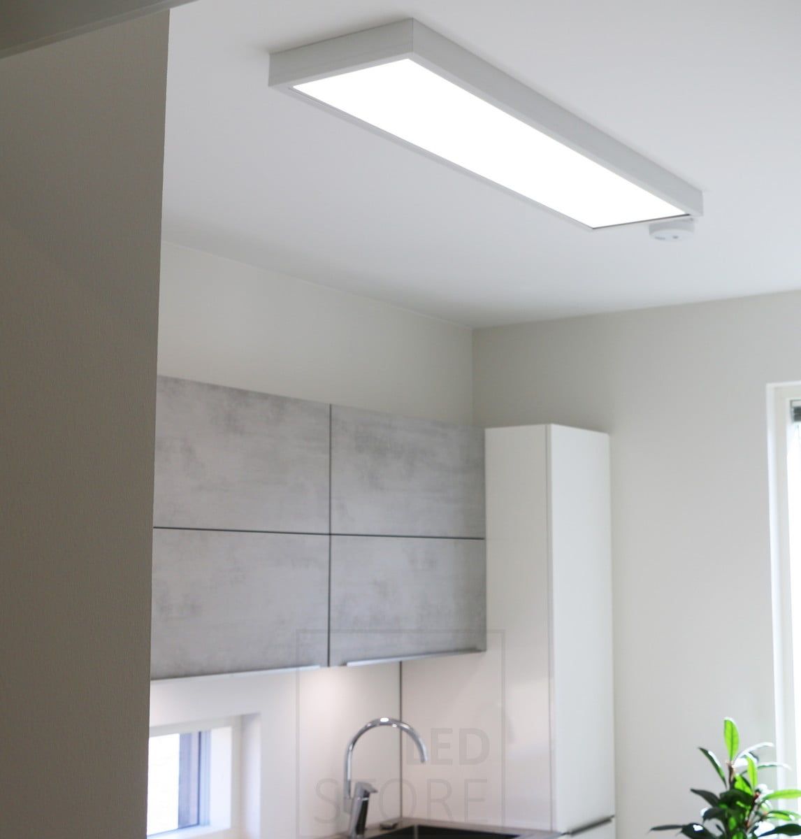 Bostadsmässan 2018: 300x1200 ledpanel i en ytmonterad låda i en tvättstuga. Ledstore.fi