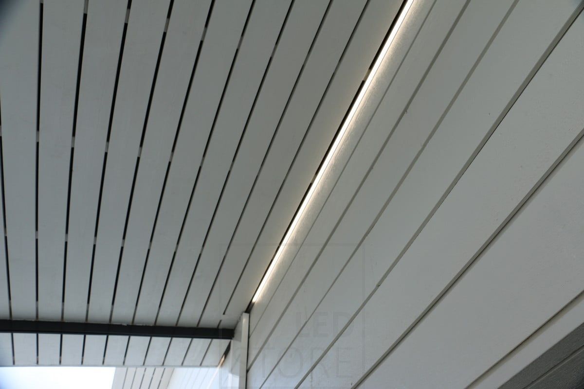 Bostadsmässa 2018: ledband på taket gräns på terrassen. Ledstore.fi