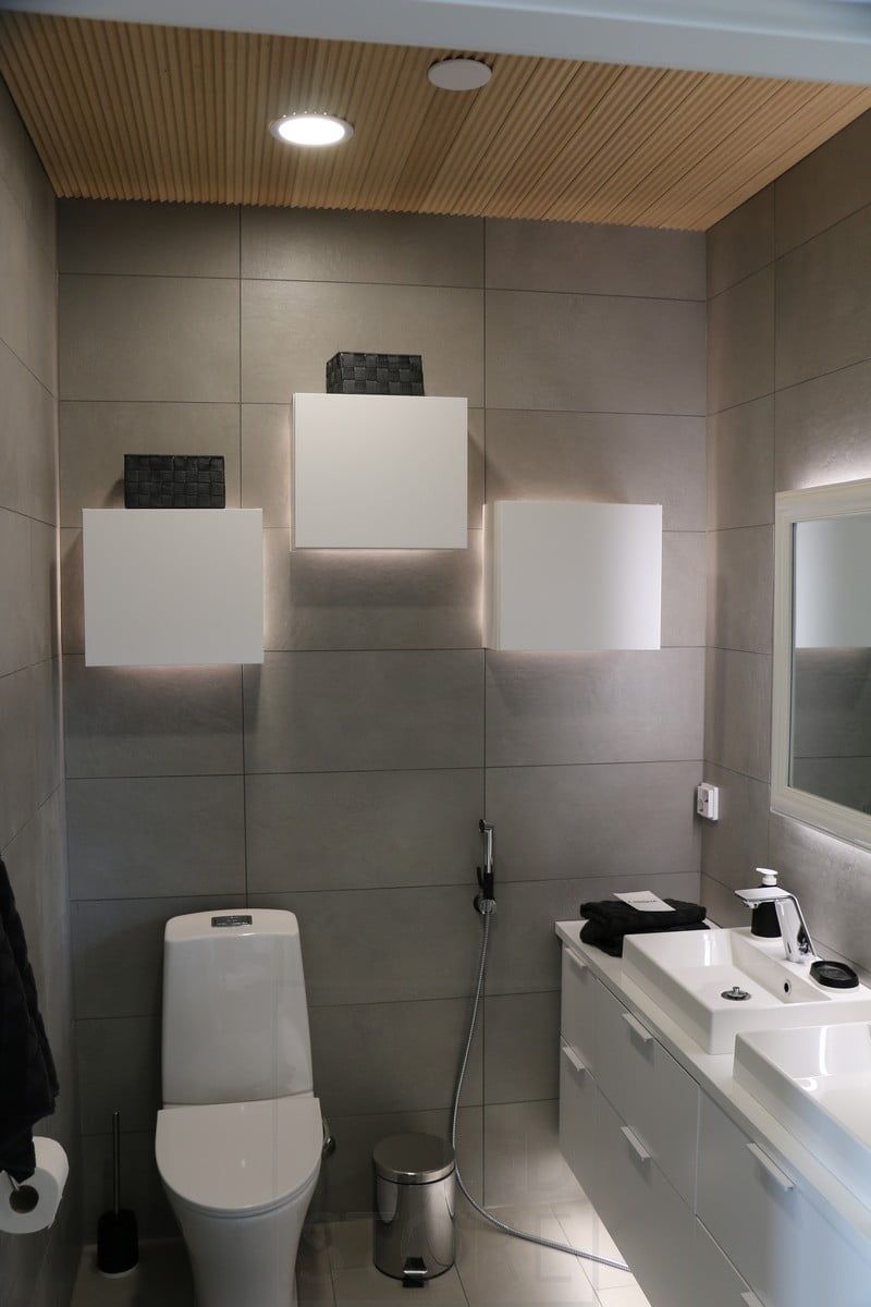 Bostadsmässan 2018: led spotlight i taket och indirekt ljus bakom skåpen. Ledstore.fi