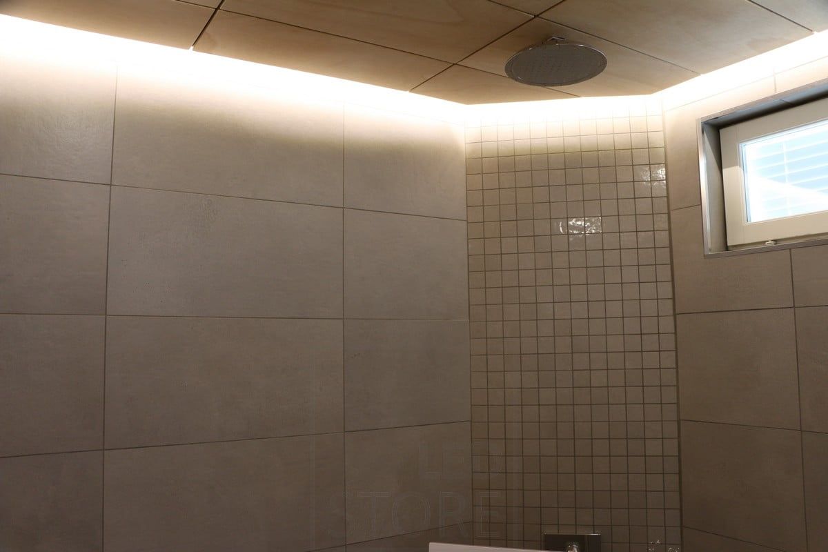 Bostadsmässan 2018: LED-lampa i hörnet av tvättrummet, indirekt i taket. Ledstore.fi