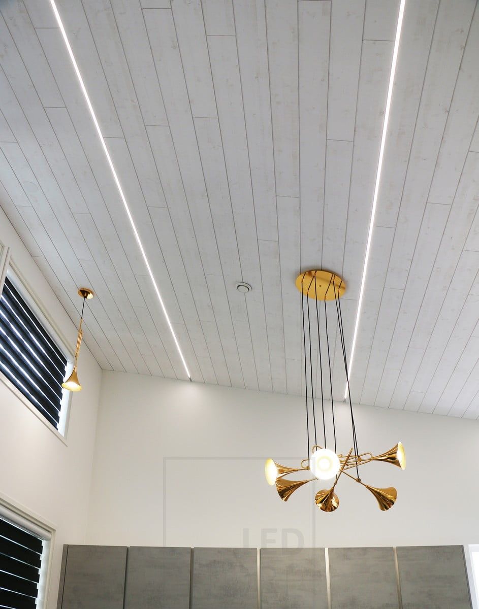 Bostadsmässan 2018: led pfofilfiles i skarvarna på takplattorna i ett högt vardagsrum. Ledstore.fi