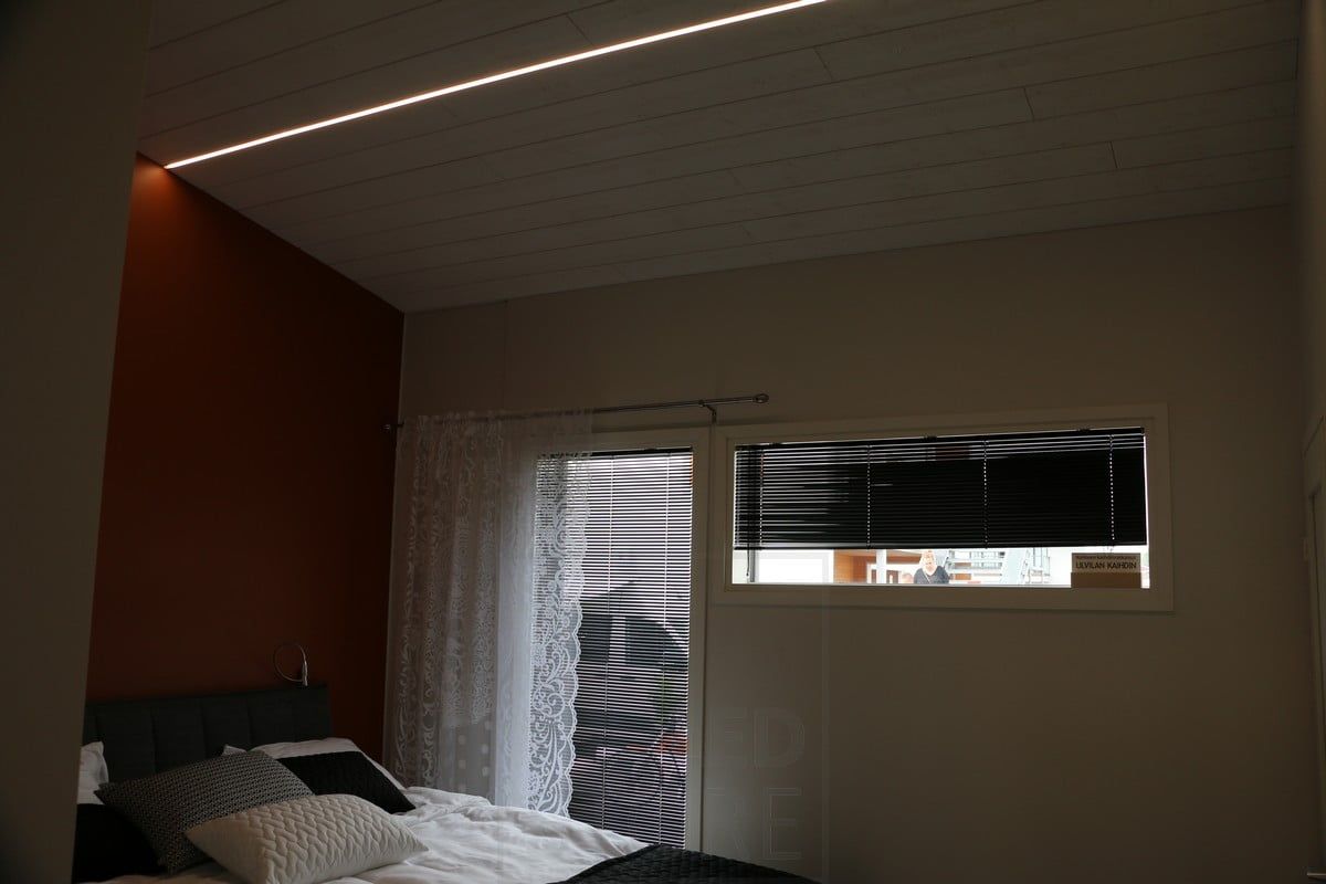 Bostadsmässan 2018: en smal låg led-profil i taket på ett sovrum. Ledstore.fi