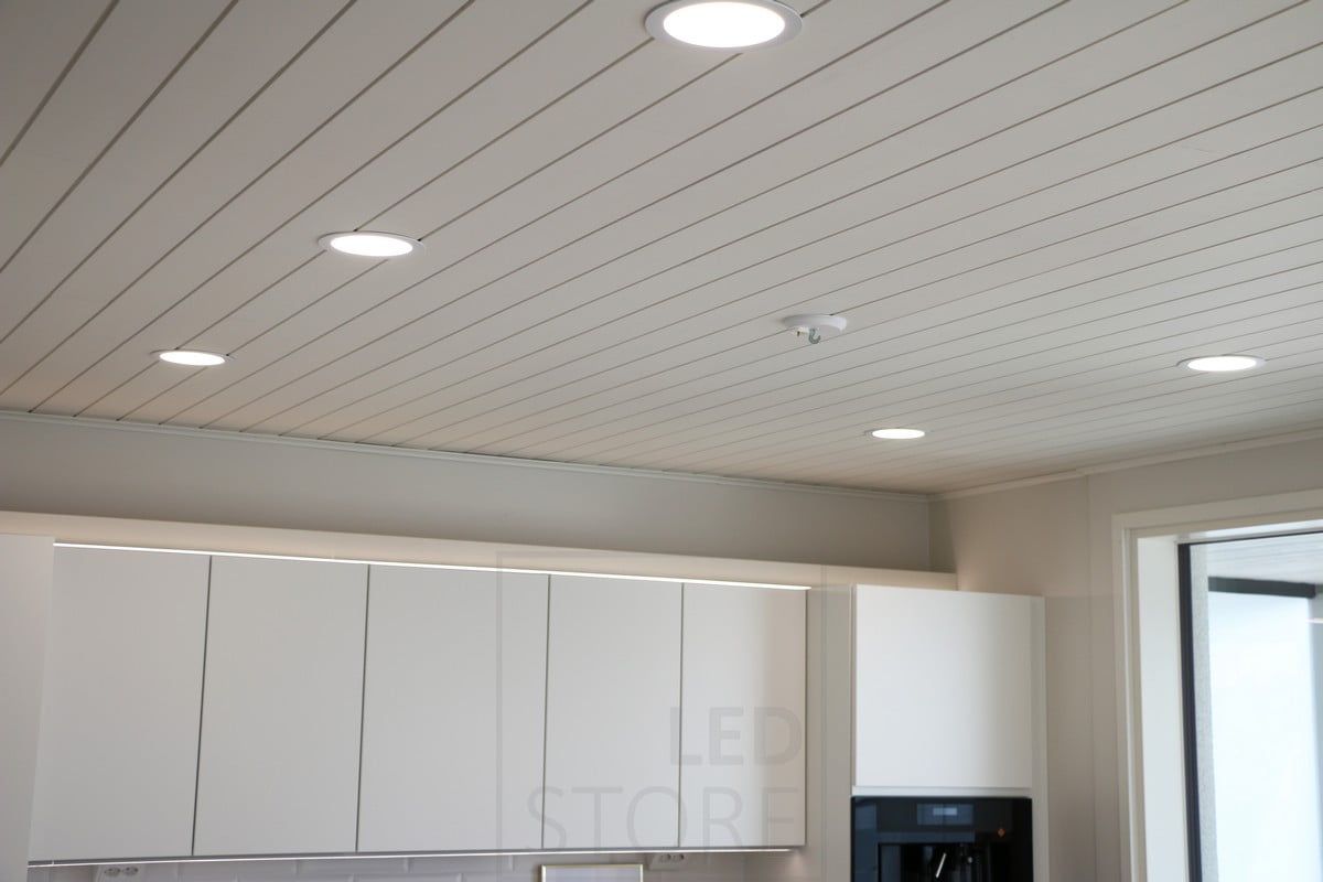 Bostadsmässan 2018: 160 mm pyrogrön plafond i paneltaket och indirekt ljus på köksluckorna. Ledstore.fi