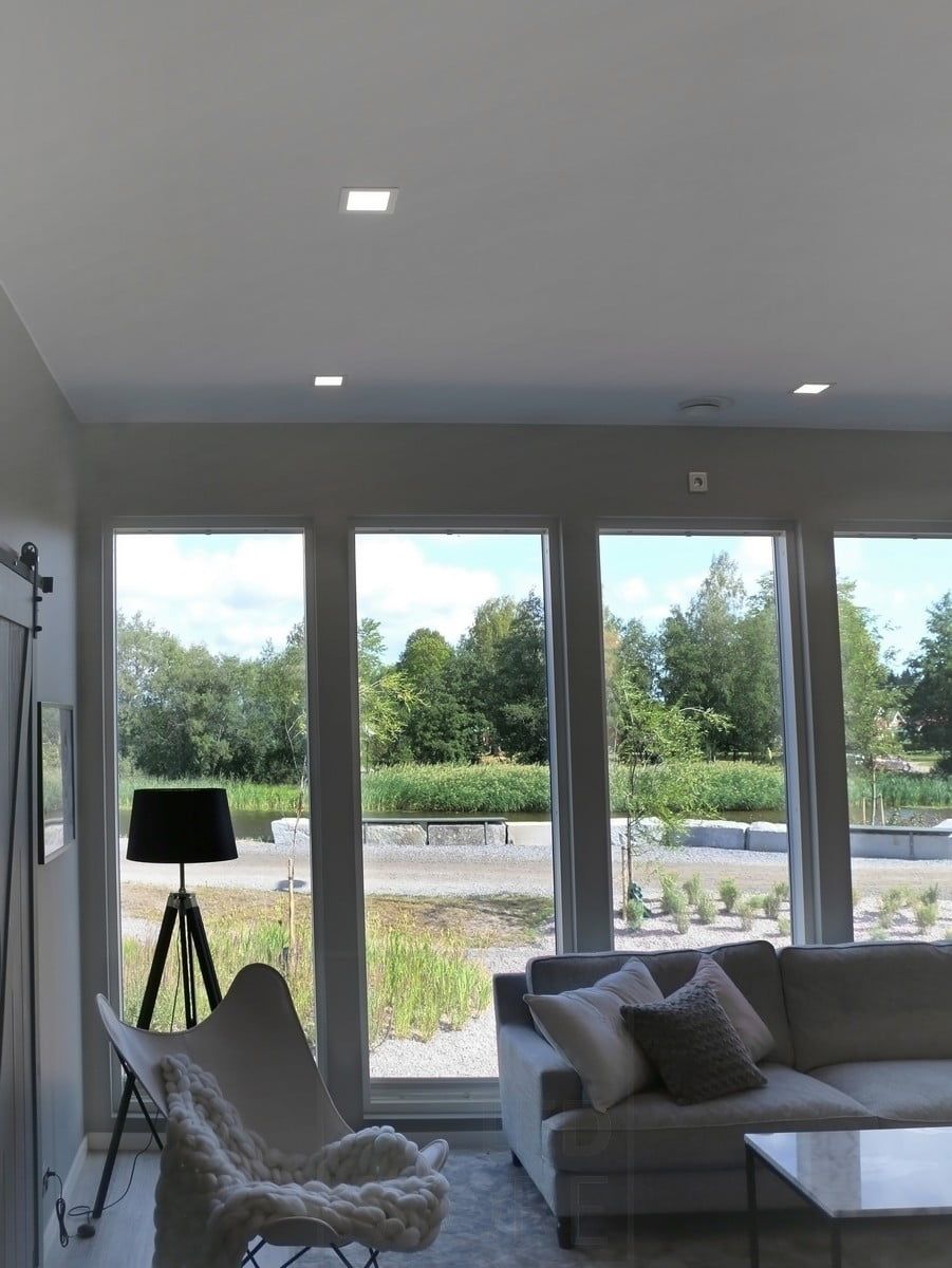 Bostadsmässan 2018: 120x120 kvadratiska paneler i vardagsrummet. Ledstore.fi