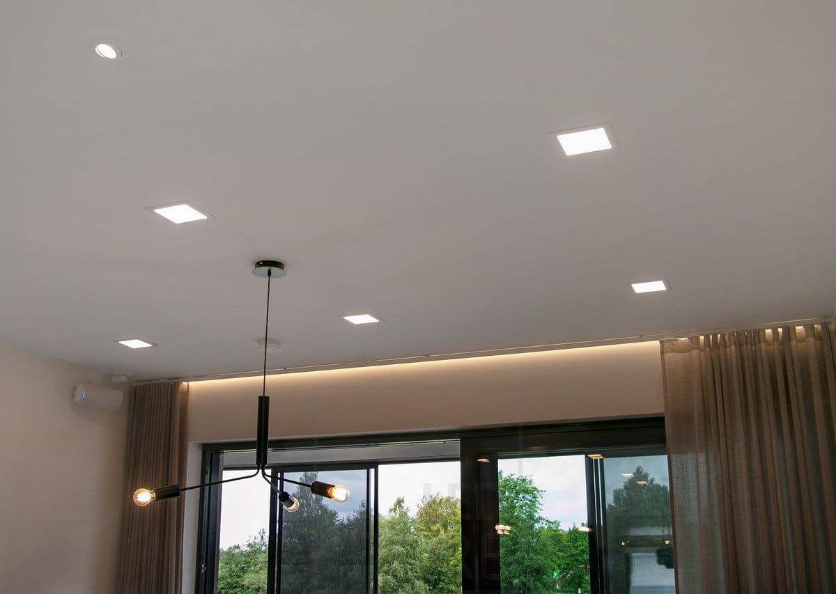 Bostadsmässan 2018: 200x200 LED-panel och indirekt ljus bakom gardinstången. Ledstore.fi