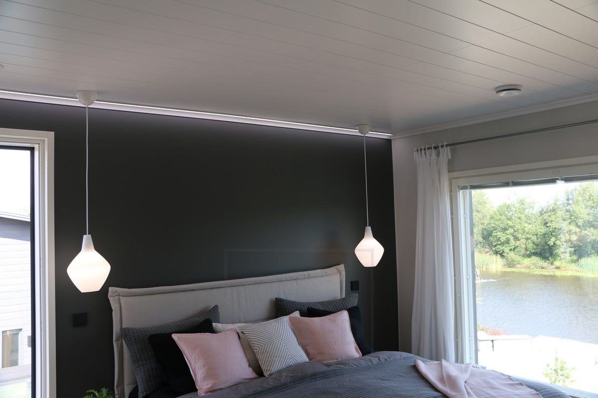 Bostadsmässan 2018: låg Led-profil på takytan eftermonterad i ett sovrum. Ledstore.fi