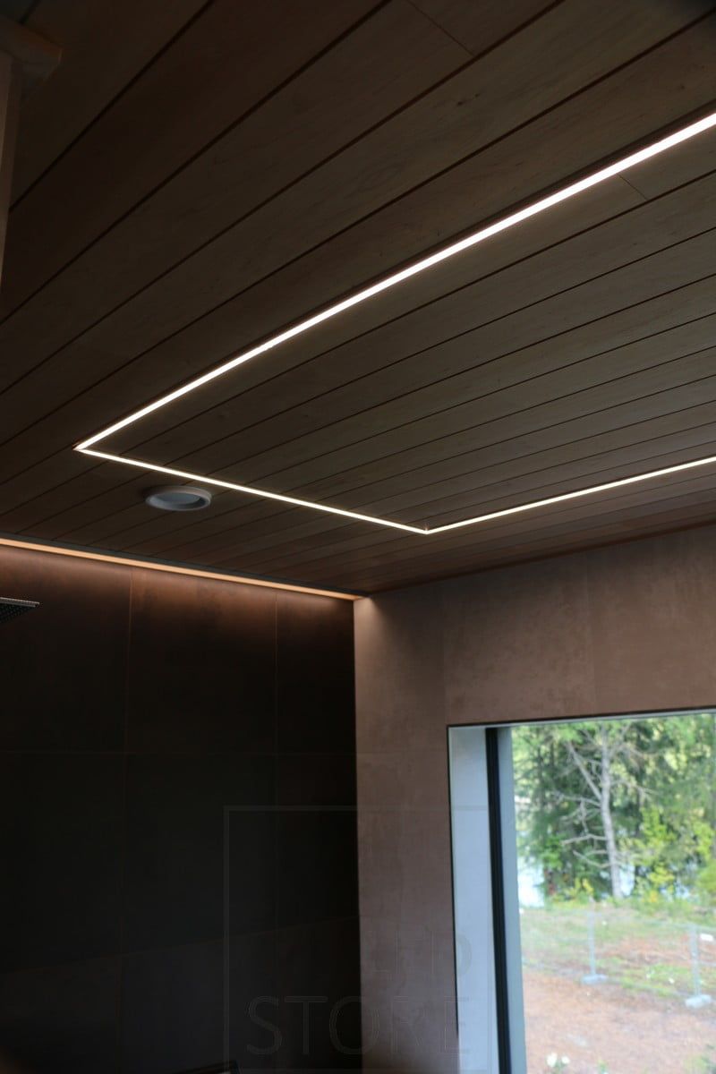 Bostadsmässan 2019: Ledlist i taket som avgränsning, monterad på en smal infälld profil. Ledstore.fi