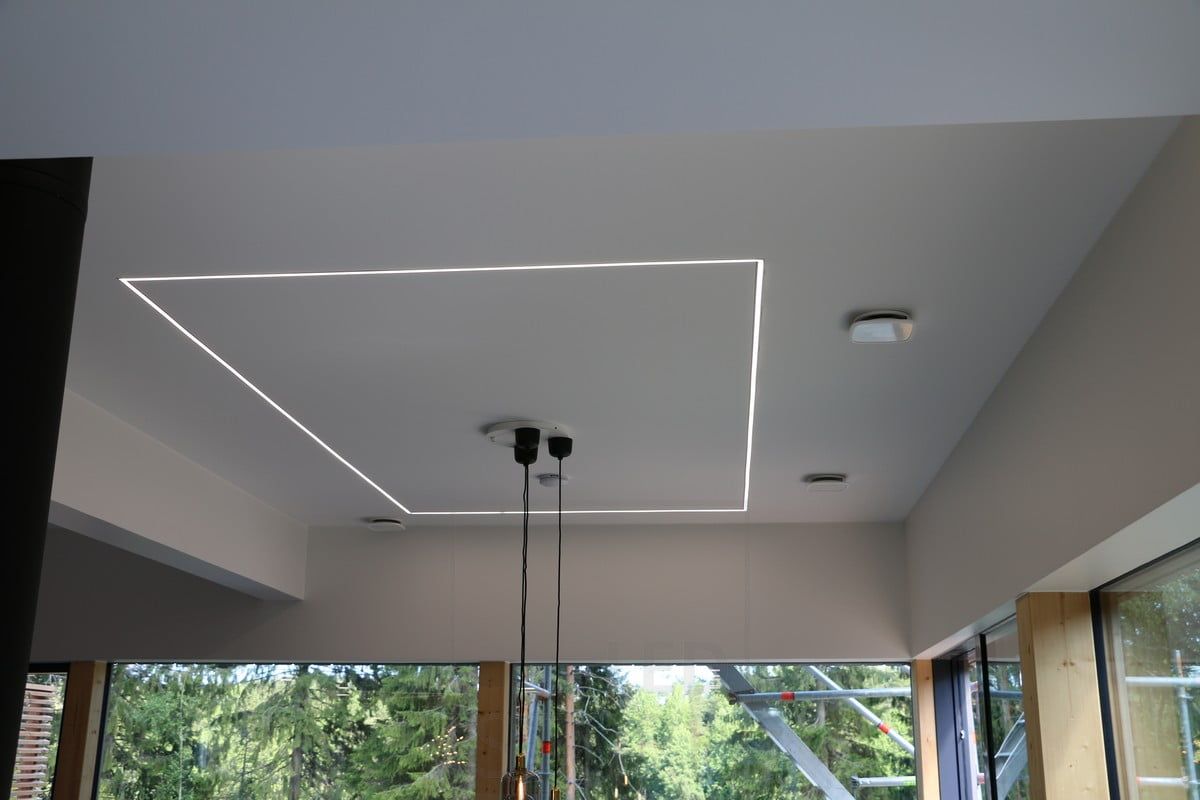 Bostadsmässan 2019: Led-lampa i kökstaket som en avgränsning, monterad på en smal infälld profil. Ledstore.fi