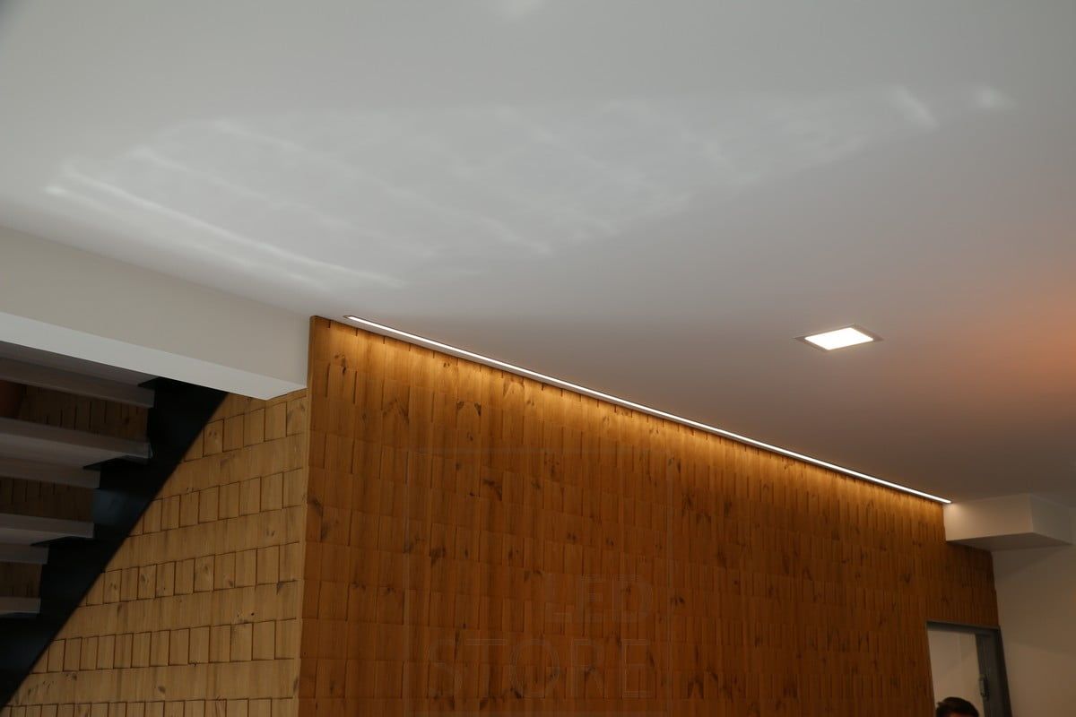 Bostadsmässan 2019: Ledband i en smal infälld profil som belyser en effektvägg. Ledstore.fi